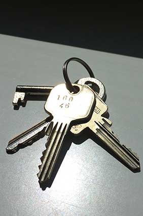 Monteur für Schlüsselnotdienst Erlangen bei der Arbeit Monteur für Schlüsseldienst Erlangen bei der Arbeit